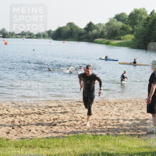 21.06.2025 - 27. Vierlanden-Triathlon MichiJ http://msf.ph/oto/7972396 15.06.2026 08:34:01 Schwimmen 49, 78 meine-sportfotos.de