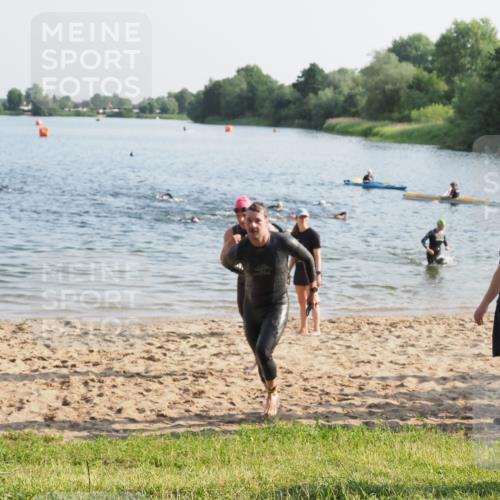 21.06.2025 - 27. Vierlanden-Triathlon MichiJ http://msf.ph/oto/7972414 15.06.2026 08:34:01 Schwimmen 49, 78 meine-sportfotos.de