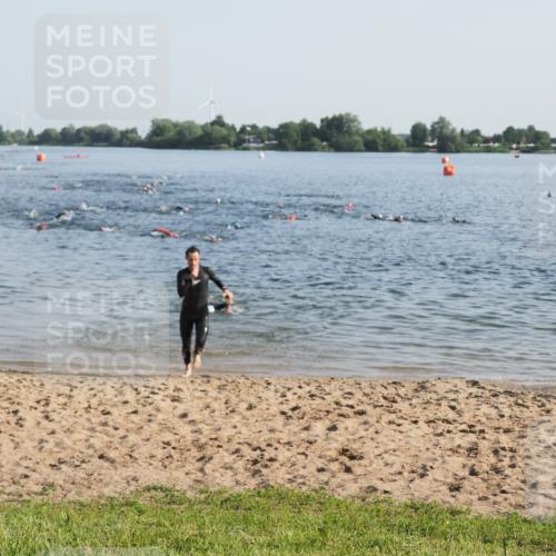 21.06.2025 - 27. Vierlanden-Triathlon MichiJ http://msf.ph/oto/7972437 15.06.2026 08:34:21 Schwimmen 20 meine-sportfotos.de