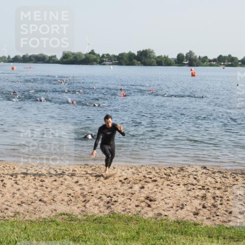 21.06.2025 - 27. Vierlanden-Triathlon MichiJ http://msf.ph/oto/7972458 15.06.2026 08:34:22 Schwimmen 20 meine-sportfotos.de