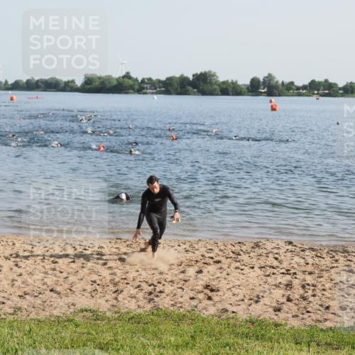 21.06.2025 - 27. Vierlanden-Triathlon MichiJ http://msf.ph/oto/7972463 15.06.2026 08:34:23 Schwimmen 20 meine-sportfotos.de