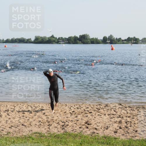 21.06.2025 - 27. Vierlanden-Triathlon MichiJ http://msf.ph/oto/7972507 15.06.2026 08:34:31 Schwimmen 20, 88 meine-sportfotos.de