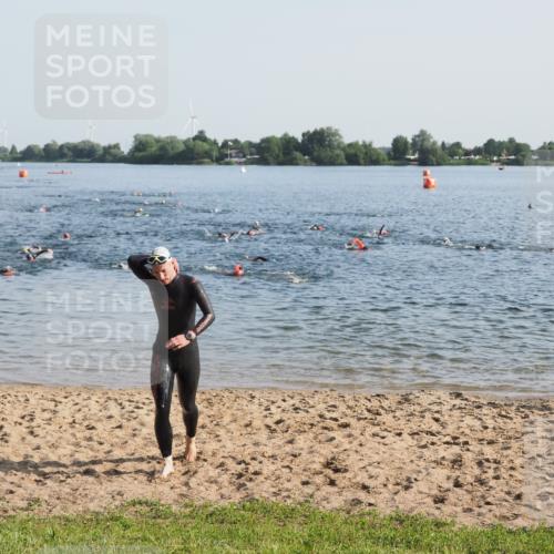 21.06.2025 - 27. Vierlanden-Triathlon MichiJ http://msf.ph/oto/7972556 15.06.2026 08:34:32 Schwimmen 20, 88 meine-sportfotos.de