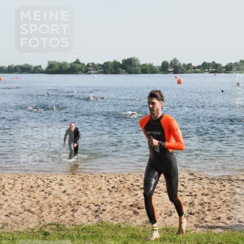 21.06.2025 - 27. Vierlanden-Triathlon MichiJ http://msf.ph/oto/7972872 15.06.2026 08:35:06 Schwimmen 12, 43, 54, 64, 80, 159 meine-sportfotos.de