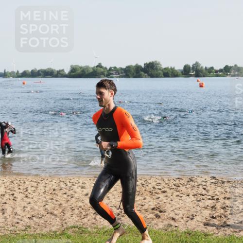 21.06.2025 - 27. Vierlanden-Triathlon MichiJ http://msf.ph/oto/7972878 15.06.2026 08:35:06 Schwimmen 12, 43, 54, 64, 80, 159 meine-sportfotos.de