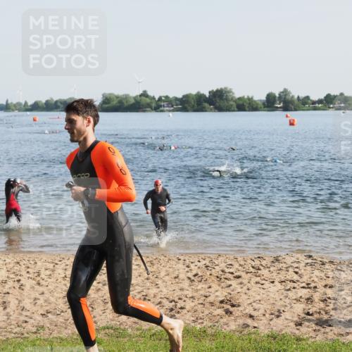 21.06.2025 - 27. Vierlanden-Triathlon MichiJ http://msf.ph/oto/7972888 15.06.2026 08:35:06 Schwimmen 12, 43, 54, 64, 80, 159 meine-sportfotos.de