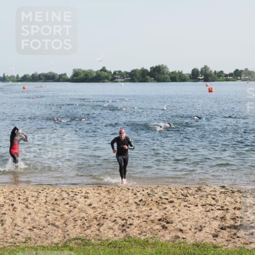 21.06.2025 - 27. Vierlanden-Triathlon MichiJ http://msf.ph/oto/7972892 15.06.2026 08:35:07 Schwimmen 12, 43, 54, 64, 159 meine-sportfotos.de