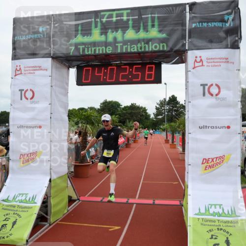 15.06.2025 - 7 Türme Triathlon Michael Strokosch http://msf.ph/oto/7972903 15.06.2025 14:02:57 Ziel 1003 meine-sportfotos.de