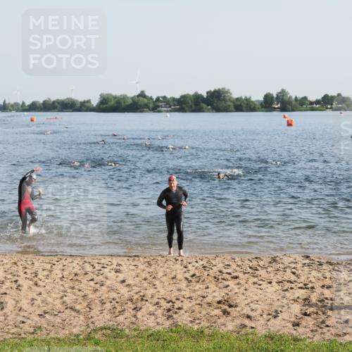 21.06.2025 - 27. Vierlanden-Triathlon MichiJ http://msf.ph/oto/7972906 15.06.2026 08:35:07 Schwimmen 12, 43, 54, 64, 159 meine-sportfotos.de