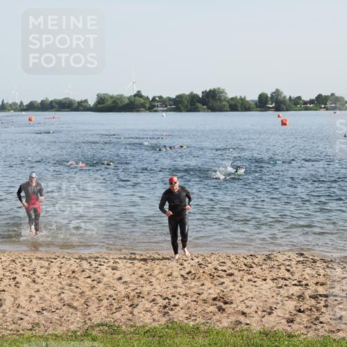 21.06.2025 - 27. Vierlanden-Triathlon MichiJ http://msf.ph/oto/7972914 15.06.2026 08:35:08 Schwimmen 12, 43, 54, 64 meine-sportfotos.de