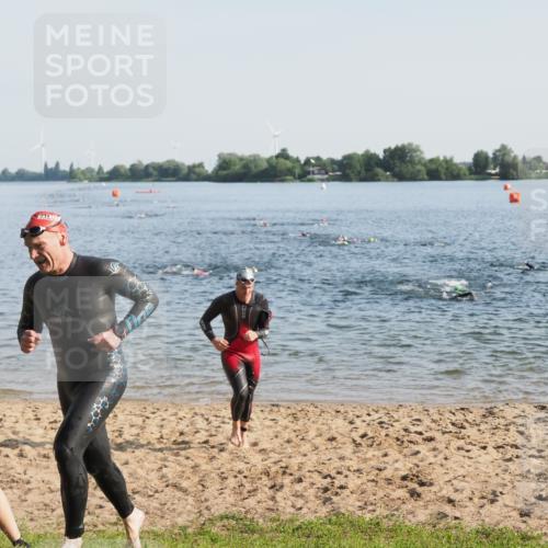 21.06.2025 - 27. Vierlanden-Triathlon MichiJ http://msf.ph/oto/7972965 15.06.2026 08:35:12 Schwimmen 12, 54, 64 meine-sportfotos.de