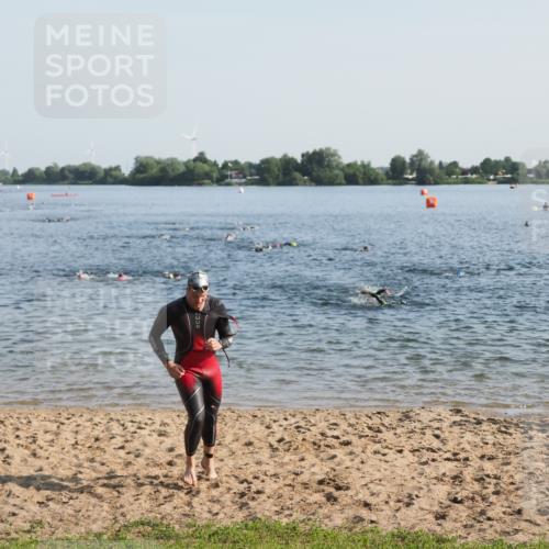 21.06.2025 - 27. Vierlanden-Triathlon MichiJ http://msf.ph/oto/7972972 15.06.2026 08:35:12 Schwimmen 12, 54, 64 meine-sportfotos.de