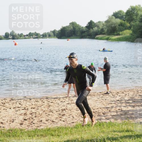21.06.2025 - 27. Vierlanden-Triathlon MichiJ http://msf.ph/oto/7973039 15.06.2026 08:35:29 Schwimmen 6, 21, 47, 158 meine-sportfotos.de