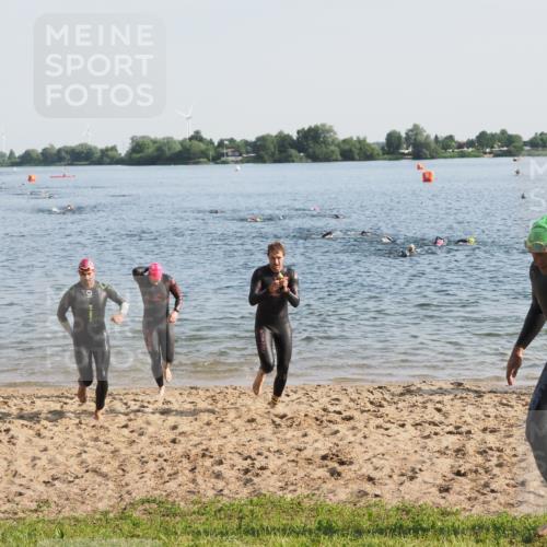 21.06.2025 - 27. Vierlanden-Triathlon MichiJ http://msf.ph/oto/7973044 15.06.2026 08:35:35 Schwimmen 6, 21, 47, 75, 85, 158 meine-sportfotos.de