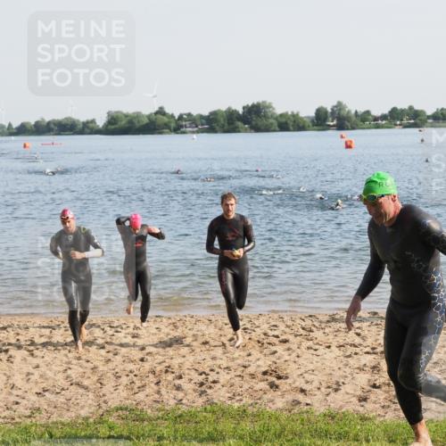 21.06.2025 - 27. Vierlanden-Triathlon MichiJ http://msf.ph/oto/7973052 15.06.2026 08:35:36 Schwimmen 6, 21, 47, 75, 85, 158 meine-sportfotos.de