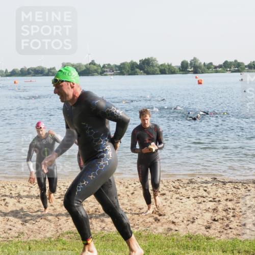 21.06.2025 - 27. Vierlanden-Triathlon MichiJ http://msf.ph/oto/7973071 15.06.2026 08:35:36 Schwimmen 6, 21, 47, 75, 85, 158 meine-sportfotos.de