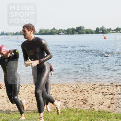 21.06.2025 - 27. Vierlanden-Triathlon MichiJ http://msf.ph/oto/7973107 15.06.2026 08:35:38 Schwimmen 6, 21, 75, 85, 158 meine-sportfotos.de