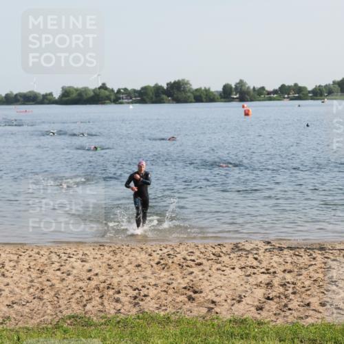 21.06.2025 - 27. Vierlanden-Triathlon MichiJ http://msf.ph/oto/7973199 15.06.2026 08:36:36 Schwimmen 83 meine-sportfotos.de