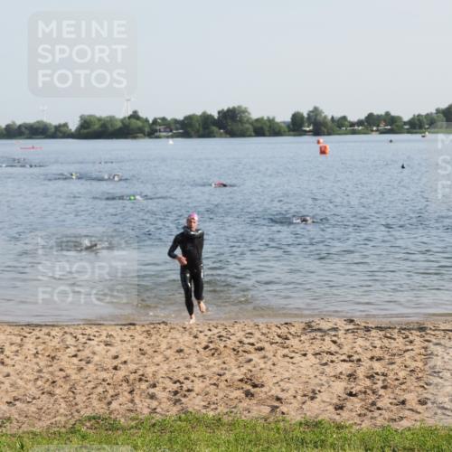 21.06.2025 - 27. Vierlanden-Triathlon MichiJ http://msf.ph/oto/7973220 15.06.2026 08:36:37 Schwimmen 83 meine-sportfotos.de