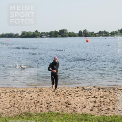21.06.2025 - 27. Vierlanden-Triathlon MichiJ http://msf.ph/oto/7973233 15.06.2026 08:36:38 Schwimmen 83 meine-sportfotos.de