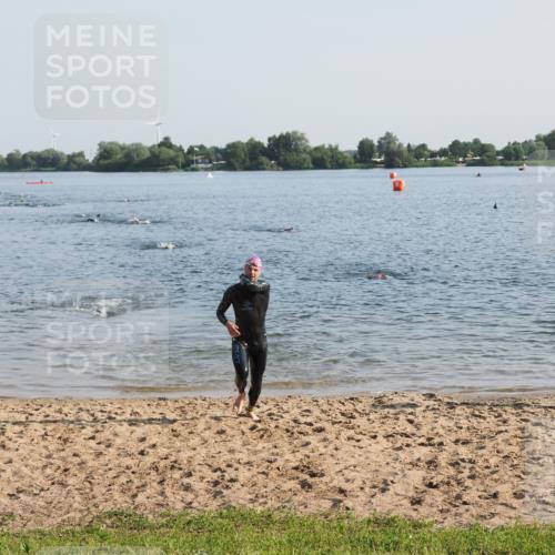 21.06.2025 - 27. Vierlanden-Triathlon MichiJ http://msf.ph/oto/7973236 15.06.2026 08:36:38 Schwimmen 83 meine-sportfotos.de