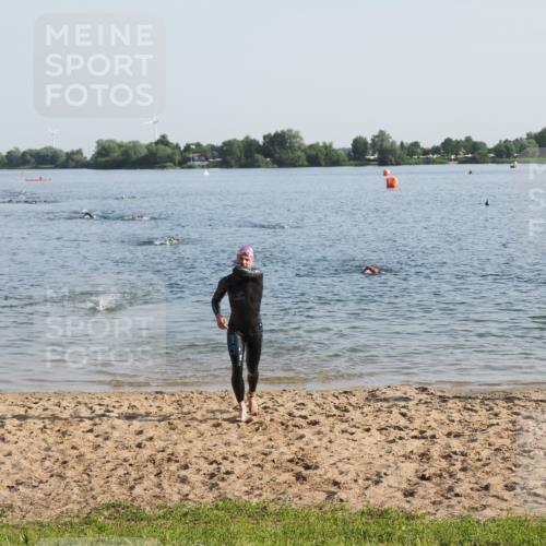 21.06.2025 - 27. Vierlanden-Triathlon MichiJ http://msf.ph/oto/7973238 15.06.2026 08:36:38 Schwimmen 83 meine-sportfotos.de