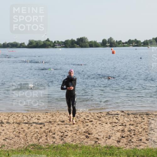 21.06.2025 - 27. Vierlanden-Triathlon MichiJ http://msf.ph/oto/7973250 15.06.2026 08:36:38 Schwimmen 83 meine-sportfotos.de