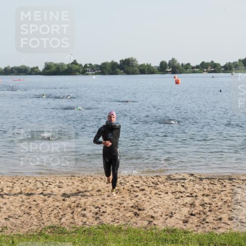 21.06.2025 - 27. Vierlanden-Triathlon MichiJ http://msf.ph/oto/7973254 15.06.2026 08:36:39 Schwimmen 83 meine-sportfotos.de