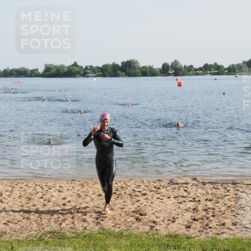 21.06.2025 - 27. Vierlanden-Triathlon MichiJ http://msf.ph/oto/7973271 15.06.2026 08:36:39 Schwimmen 83 meine-sportfotos.de