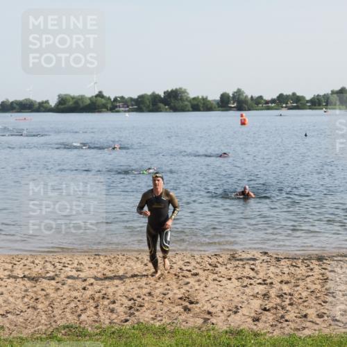 21.06.2025 - 27. Vierlanden-Triathlon MichiJ http://msf.ph/oto/7973318 15.06.2026 08:36:48 Schwimmen 39, 83 meine-sportfotos.de