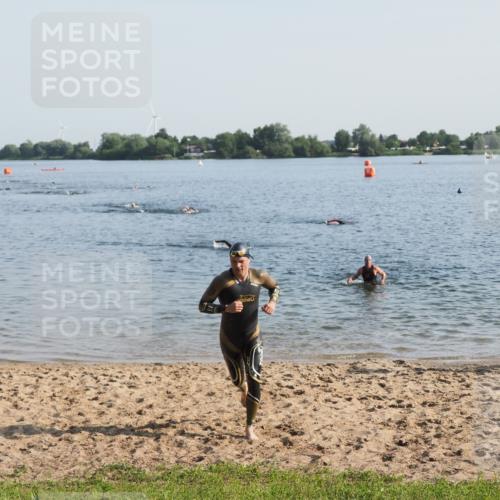 21.06.2025 - 27. Vierlanden-Triathlon MichiJ http://msf.ph/oto/7973336 15.06.2026 08:36:49 Schwimmen 39 meine-sportfotos.de