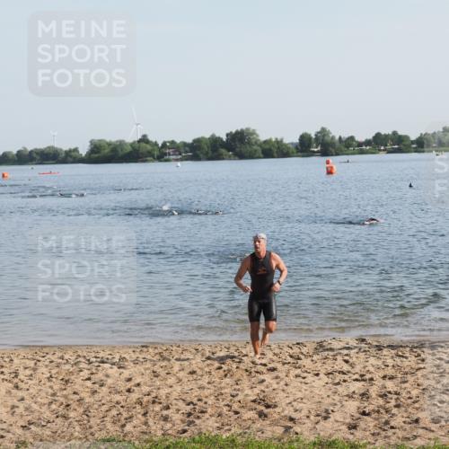 21.06.2025 - 27. Vierlanden-Triathlon MichiJ http://msf.ph/oto/7973359 15.06.2026 08:36:57 Schwimmen 39, 69 meine-sportfotos.de