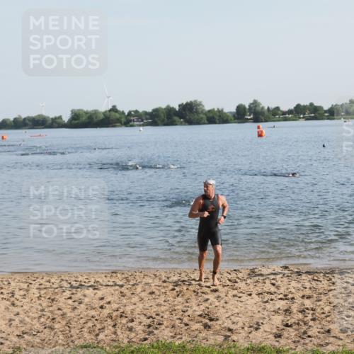 21.06.2025 - 27. Vierlanden-Triathlon MichiJ http://msf.ph/oto/7973361 15.06.2026 08:36:57 Schwimmen 39, 69 meine-sportfotos.de