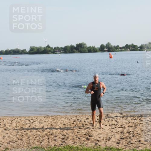 21.06.2025 - 27. Vierlanden-Triathlon MichiJ http://msf.ph/oto/7973373 15.06.2026 08:36:58 Schwimmen 39, 69 meine-sportfotos.de