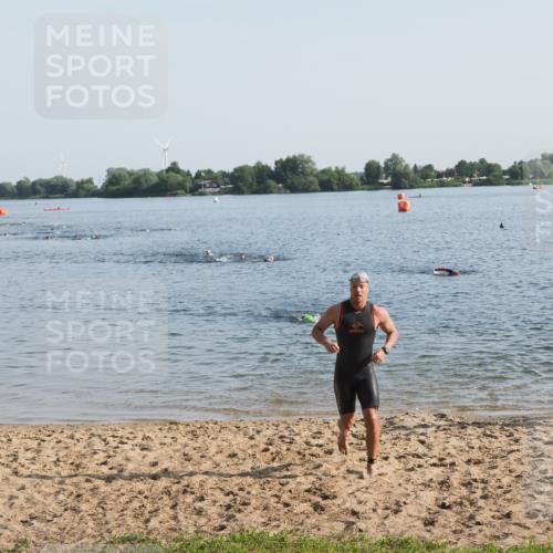 21.06.2025 - 27. Vierlanden-Triathlon MichiJ http://msf.ph/oto/7973378 15.06.2026 08:36:58 Schwimmen 39, 69 meine-sportfotos.de