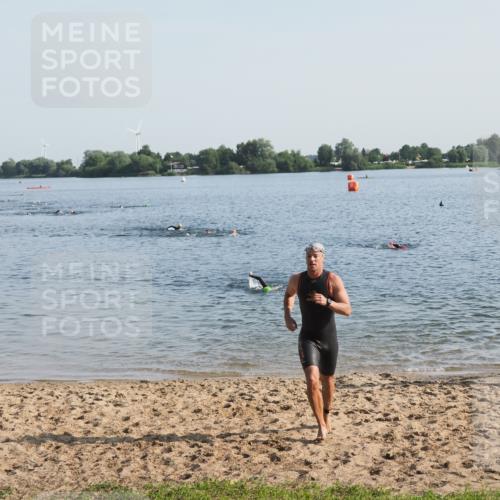 21.06.2025 - 27. Vierlanden-Triathlon MichiJ http://msf.ph/oto/7973386 15.06.2026 08:36:58 Schwimmen 39, 69 meine-sportfotos.de