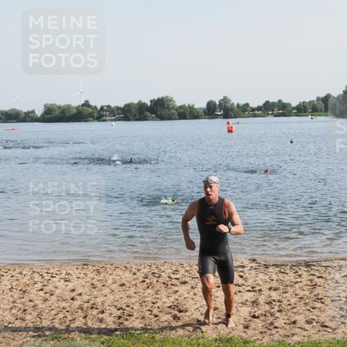 21.06.2025 - 27. Vierlanden-Triathlon MichiJ http://msf.ph/oto/7973396 15.06.2026 08:36:59 Schwimmen 69 meine-sportfotos.de