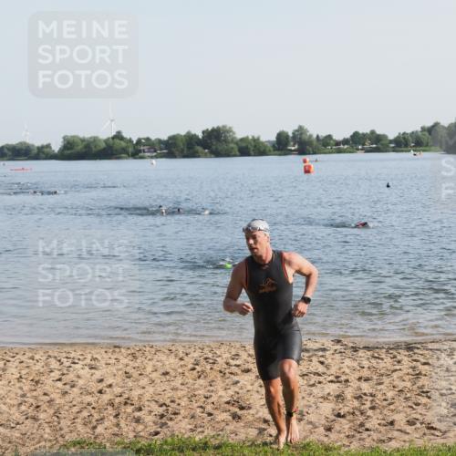 21.06.2025 - 27. Vierlanden-Triathlon MichiJ http://msf.ph/oto/7973410 15.06.2026 08:36:59 Schwimmen 69 meine-sportfotos.de