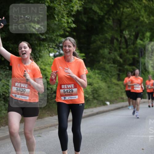 15.06.2025 - REWE Women's Run Jannik Wohlers http://msf.ph/oto/7973845 15.06.2025 10:08:35 Laufen 5430, 5429 meine-sportfotos.de