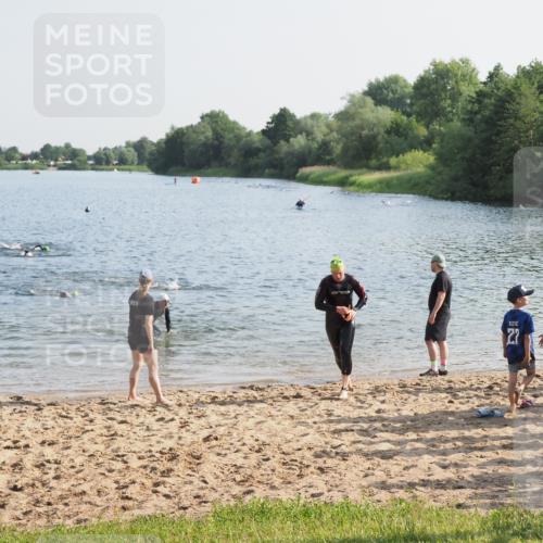 21.06.2025 - 27. Vierlanden-Triathlon MichiJ http://msf.ph/oto/7973885 15.06.2026 08:38:40 Schwimmen 2, 27, 35, 86, 126 meine-sportfotos.de