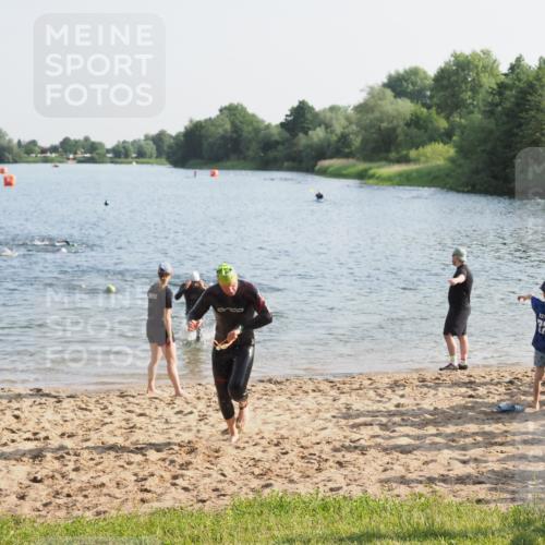 21.06.2025 - 27. Vierlanden-Triathlon MichiJ http://msf.ph/oto/7973927 15.06.2026 08:38:42 Schwimmen 2, 27, 86, 126, 182 meine-sportfotos.de