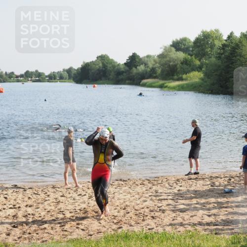 21.06.2025 - 27. Vierlanden-Triathlon MichiJ http://msf.ph/oto/7974025 15.06.2026 08:38:55 Schwimmen 94, 182 meine-sportfotos.de