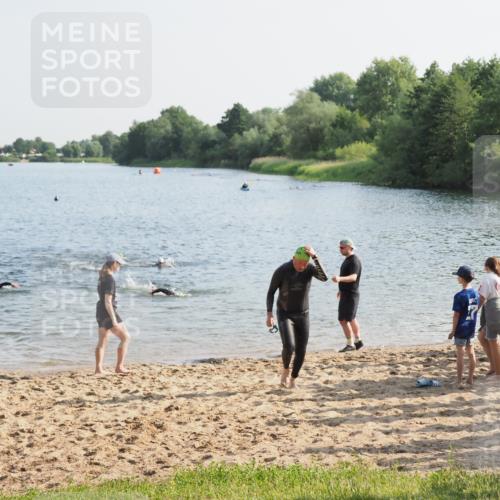 21.06.2025 - 27. Vierlanden-Triathlon MichiJ http://msf.ph/oto/7974035 15.06.2026 08:38:58 Schwimmen 77, 94 meine-sportfotos.de