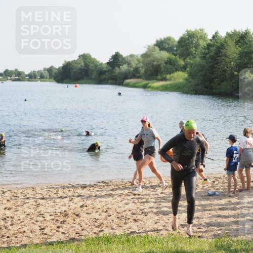 21.06.2025 - 27. Vierlanden-Triathlon MichiJ http://msf.ph/oto/7974079 15.06.2026 08:39:00 Schwimmen 77, 94 meine-sportfotos.de