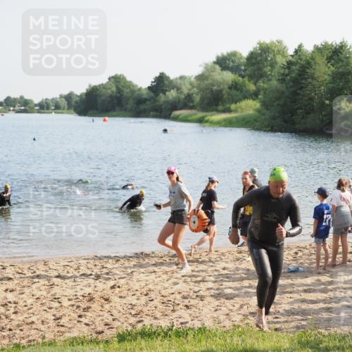 21.06.2025 - 27. Vierlanden-Triathlon MichiJ http://msf.ph/oto/7974090 15.06.2026 08:39:00 Schwimmen 77, 94 meine-sportfotos.de