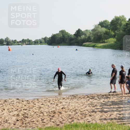 21.06.2025 - 27. Vierlanden-Triathlon MichiJ http://msf.ph/oto/7974184 15.06.2026 08:39:13 Schwimmen 77, 120, 132, 165 meine-sportfotos.de