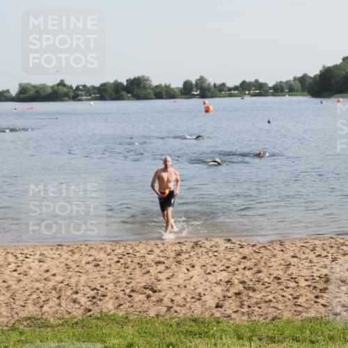 21.06.2025 - 27. Vierlanden-Triathlon MichiJ http://msf.ph/oto/7974484 15.06.2026 08:39:53 Schwimmen 3 meine-sportfotos.de