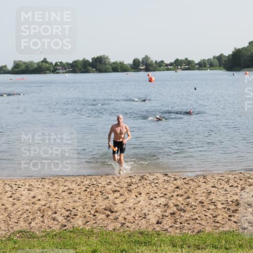 21.06.2025 - 27. Vierlanden-Triathlon MichiJ http://msf.ph/oto/7974490 15.06.2026 08:39:53 Schwimmen 3 meine-sportfotos.de