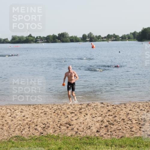 21.06.2025 - 27. Vierlanden-Triathlon MichiJ http://msf.ph/oto/7974506 15.06.2026 08:39:54 Schwimmen 3 meine-sportfotos.de