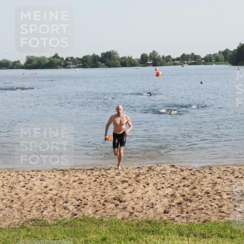 21.06.2025 - 27. Vierlanden-Triathlon MichiJ http://msf.ph/oto/7974521 15.06.2026 08:39:54 Schwimmen 3 meine-sportfotos.de